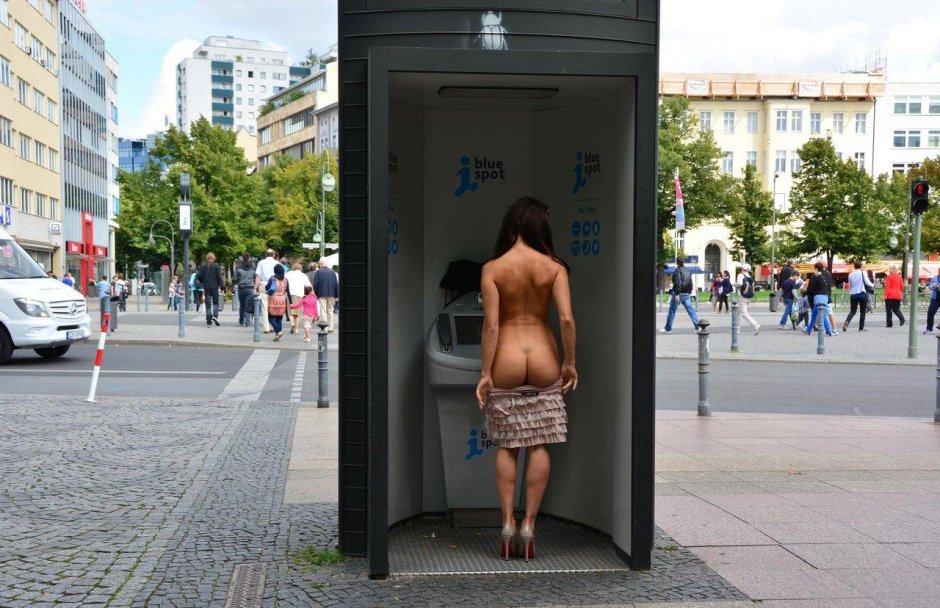 Обнаженные девушки на улице