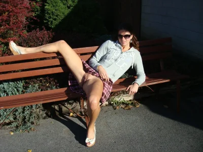 Под юбкой у сидящих девушек