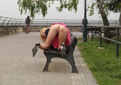 Ветер поднимает девушкам юбки