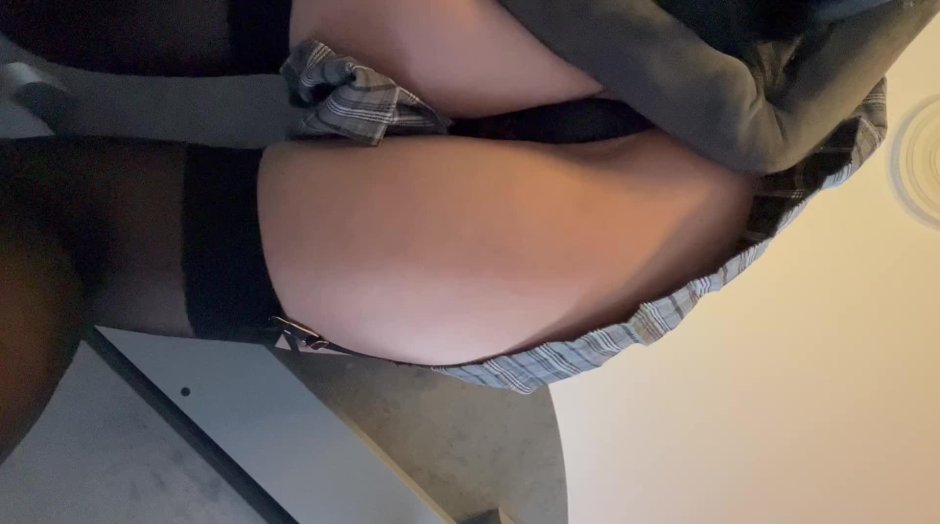 Трусики под юбкой 18+