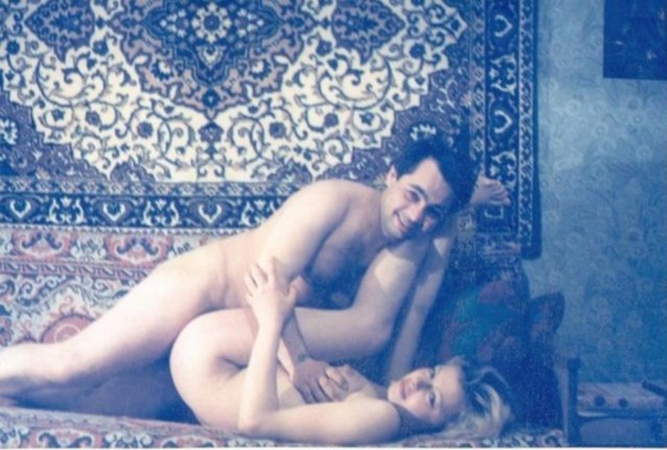 Девушка ню на фоне ковра