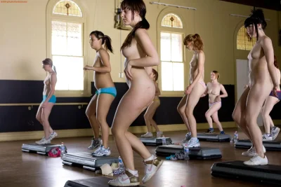 Девушки голышом занимаются аэробикой
