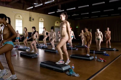 Голые занимаются аэробикой