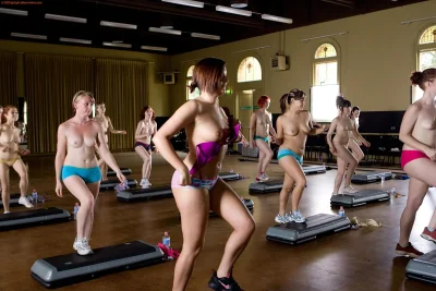 Занятие аэробикой голышом