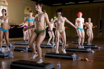 Занятие аэробикой голышом