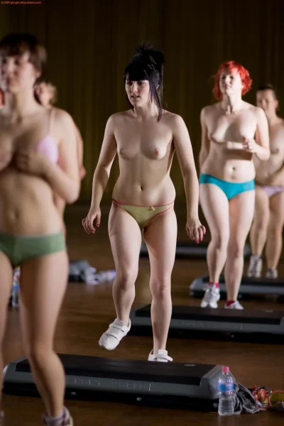 Голые девки занимаются аэробикой