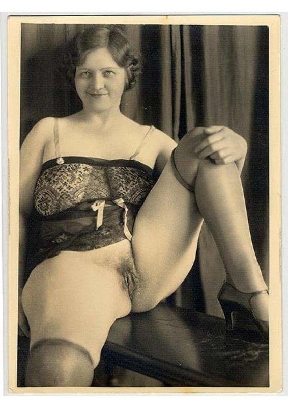 Женщины без трусов ретро