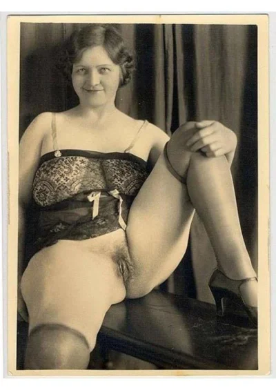 Женщины без трусов ретро