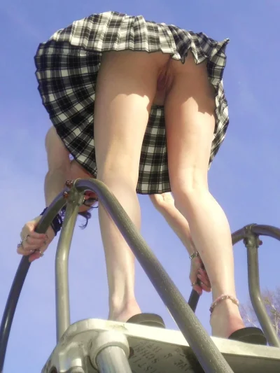 Заглядываем под юбки девушкам