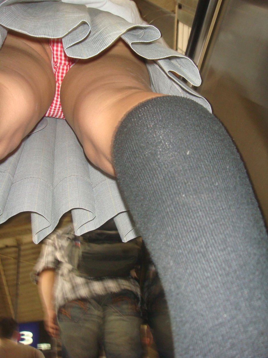 Подглядываем под юбки школьницам