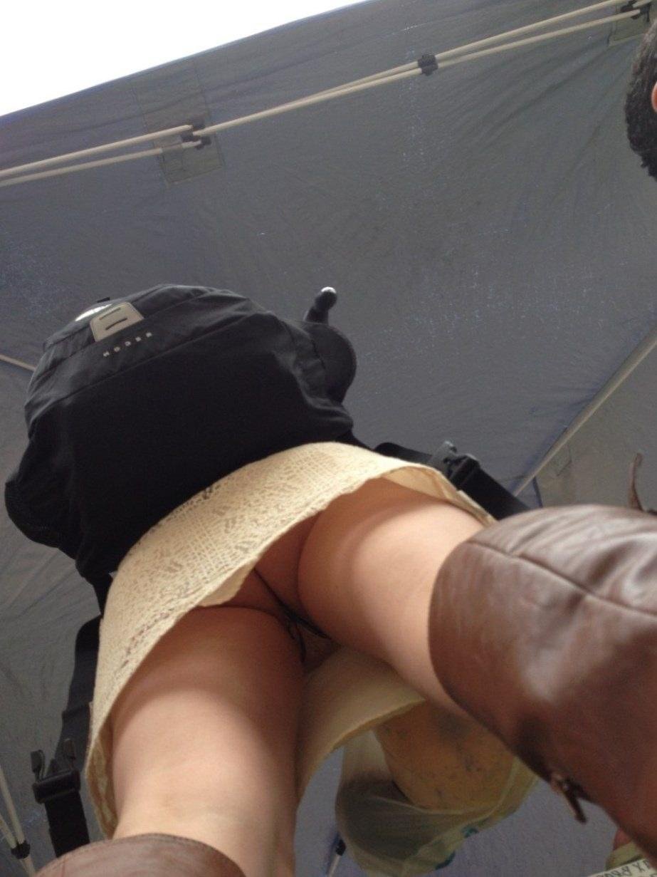 Подглядываем девушкам под юбки