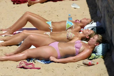 Девушка загорает топлесс