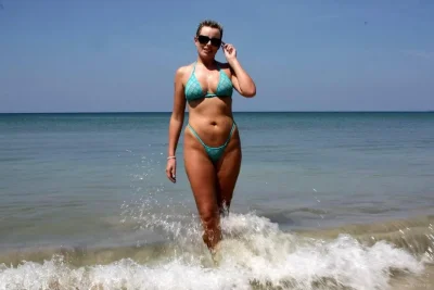Жена в купальнике частное
