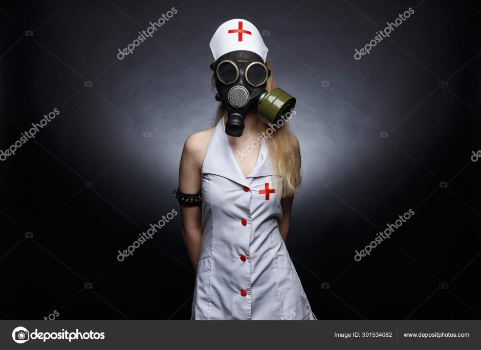 Девушка в респираторе