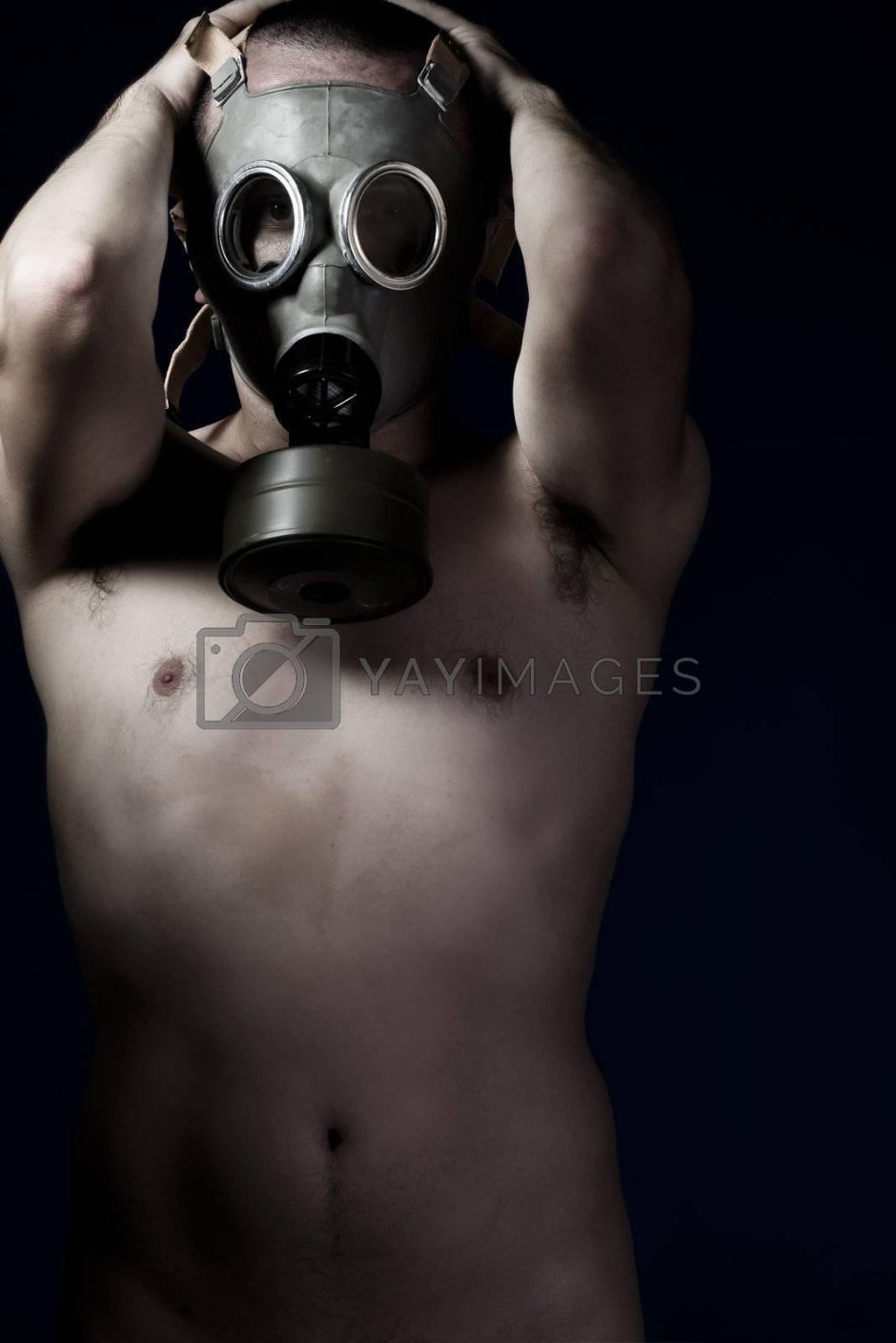 Люди в противогазах