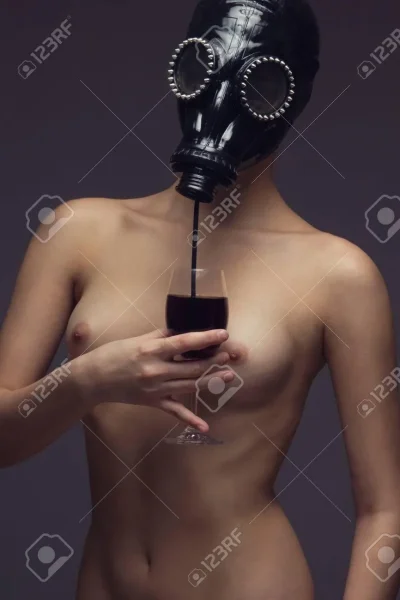 Женщина в противогазе секси