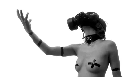 Девушка в респираторе