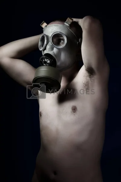 Голый мужчина в противогазе