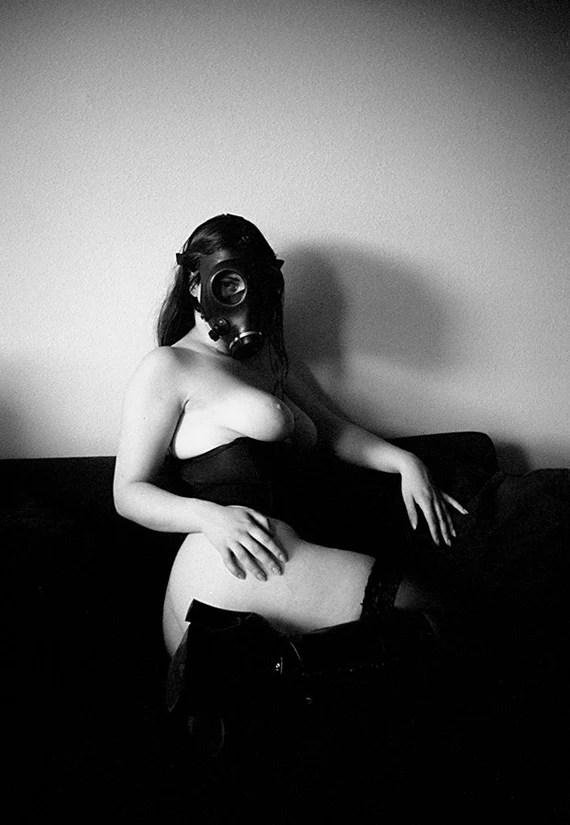 Женщина в противогазе