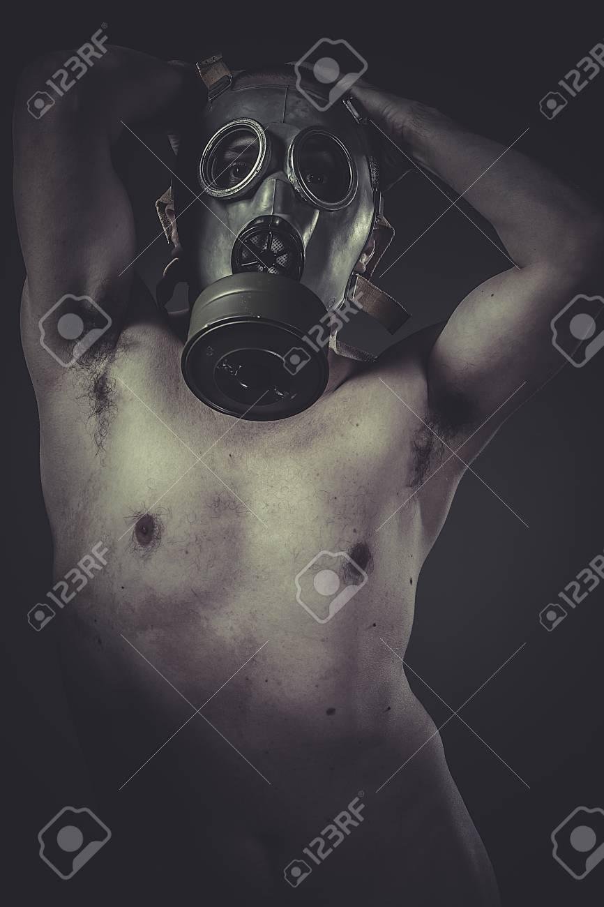 Голый мужчина в противогазе