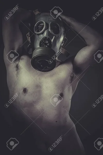 Голый мужчина в противогазе