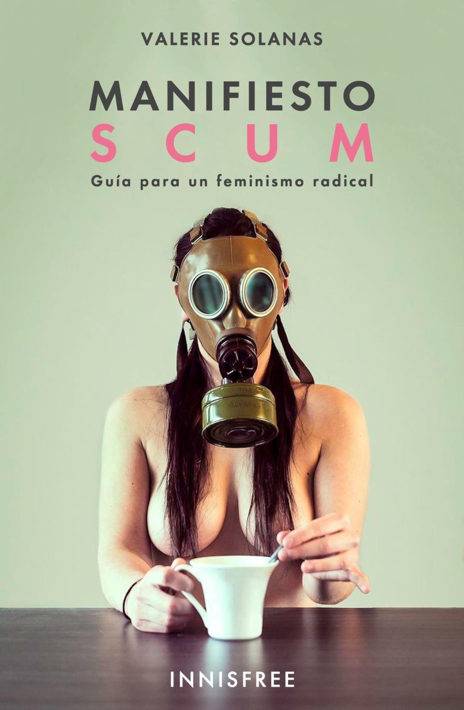 Девушка в респираторе