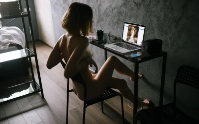 Девушки за ноутбуком голышом