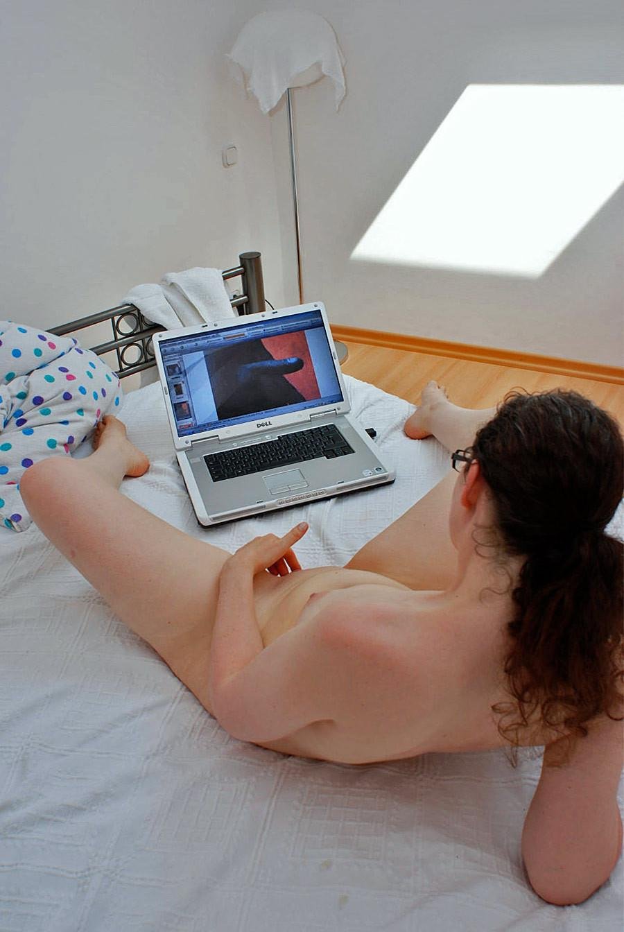 Девочка смотрит порно