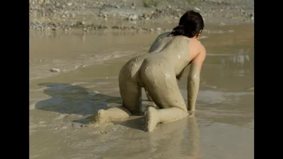 Голая девушка в грязи