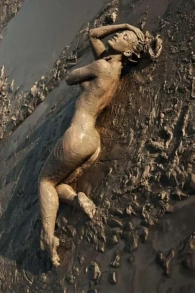 Девушка тонет в грязи