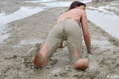 Голые девки купаются в грязи