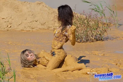 Девушка купается в грязи