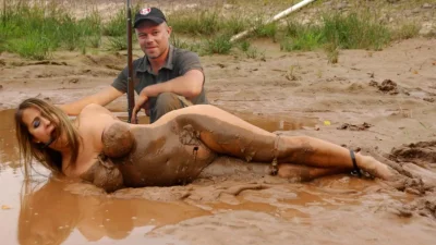 Женщины голышом в грязи