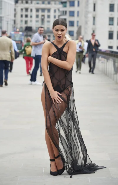 Прозрачное платье на улице