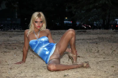 Девушки в блестящих колготках без трусиков