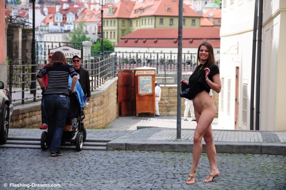 Прошлась голая по улице