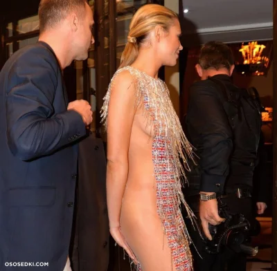 Эбби клэнси в голом платье