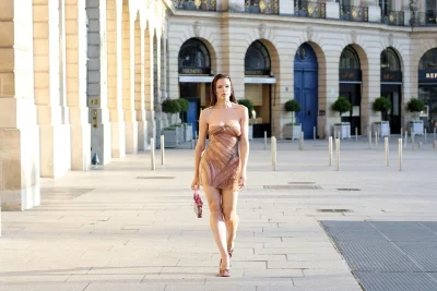 Прозрачное платье на улице