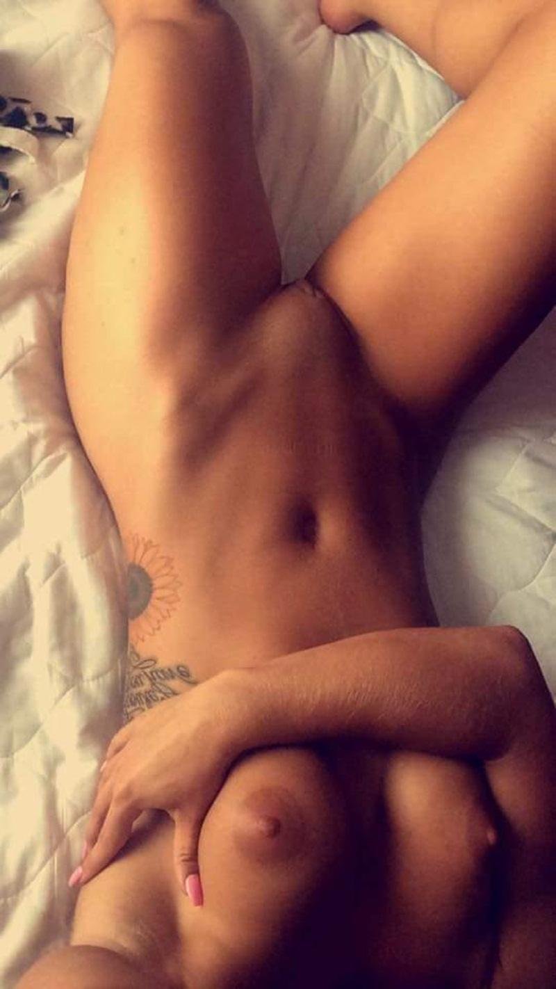 Селфи в постели голышом