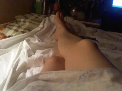 Женские ножки на кровати