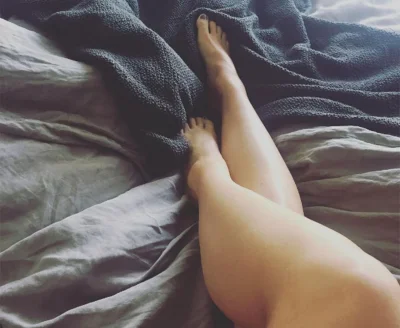 Ноги девушки в постели