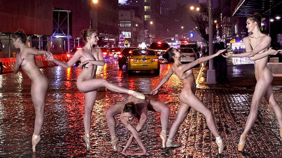 Танцующие голые женщины