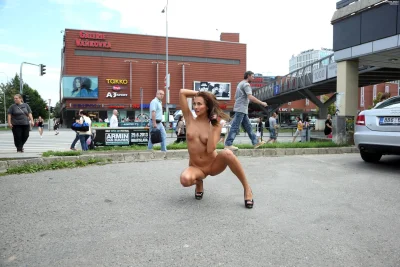 Голая девушка на улице