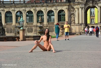 Девушки разделись на красной площади