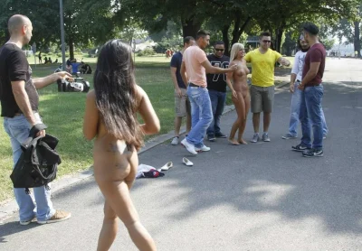 Голышом на улице