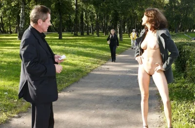 Голышом на улице