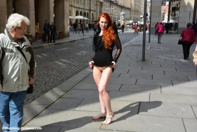 Бесстыжие девушки на улице