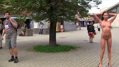 Девушка разделась на улице на спор