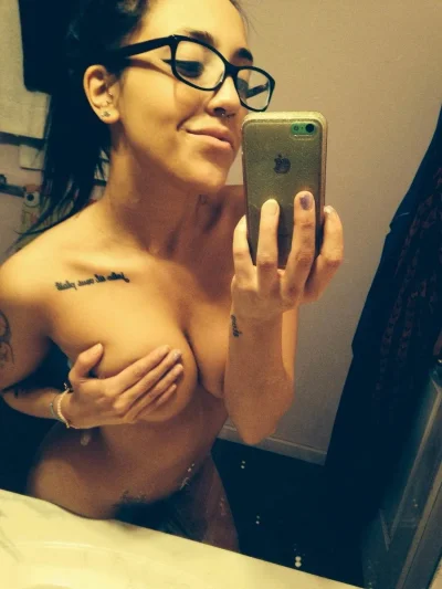 Голая няшка в очках и тату из соц сетей