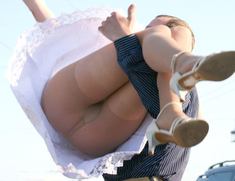 Подглядываем девушкам под юбки